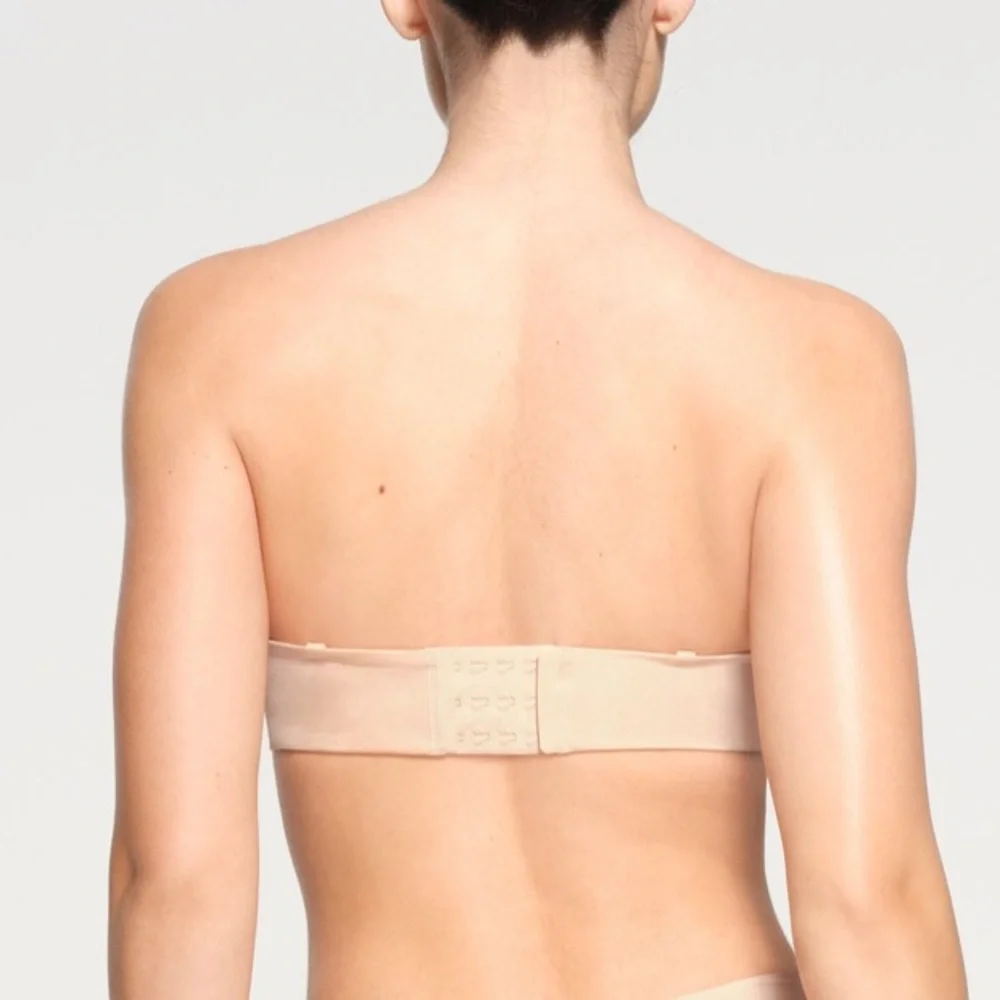 SKIMS ULTIMATE STRAPLESS PUSH-UP BRA - Picture 3 of 14